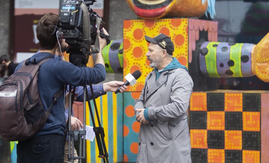 As fotos mostram as apresentações de várias modalidades do teatro de bonecos no Festival, com as crianças lotando as sessões e fazendo foto no boneco gigante e coloorido em frente ao Teatro Guaíra.