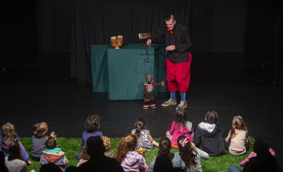 Espetáuclos apresentados no Festival e loja de bonecos.