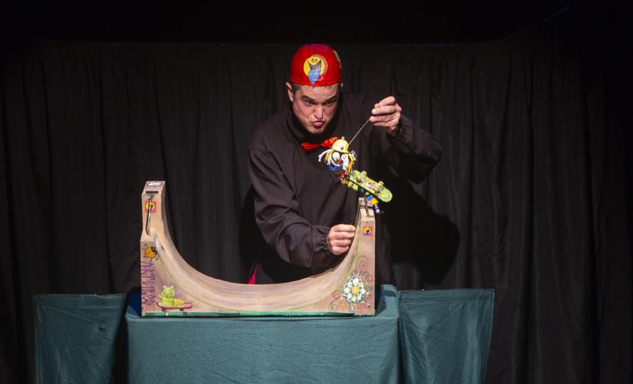 Espetáuclos apresentados no Festival e loja de bonecos.