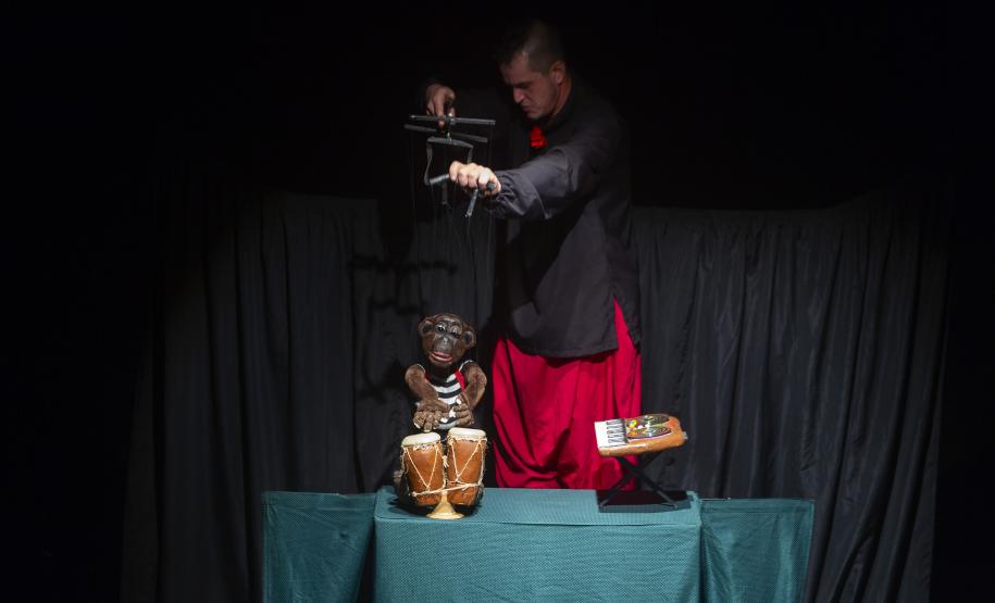 Espetáuclos apresentados no Festival e loja de bonecos.