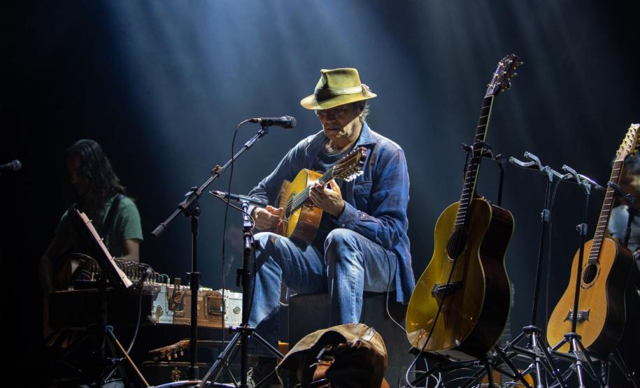 Almir Sater tocando em cima do palco