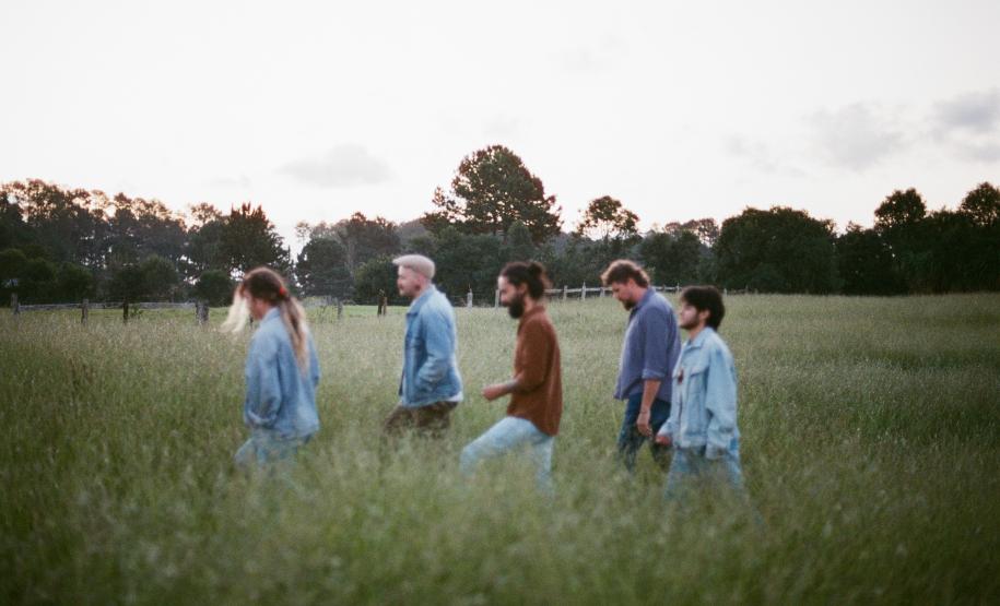 Banda em ensaio fotográfico para álbum