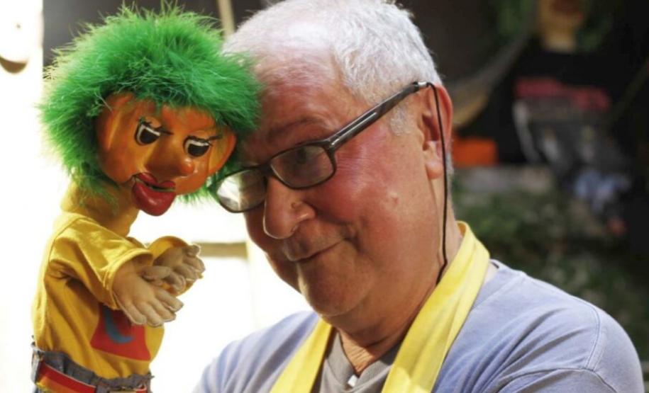 O artista ao lado de um boneco, da sua grande arte.