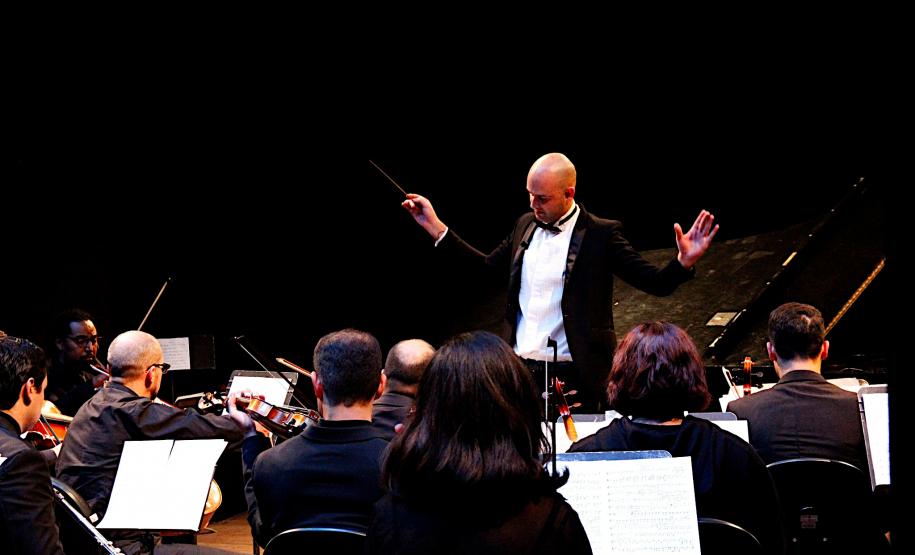 Maestro Gabriel Hermes regendo a Orquestra