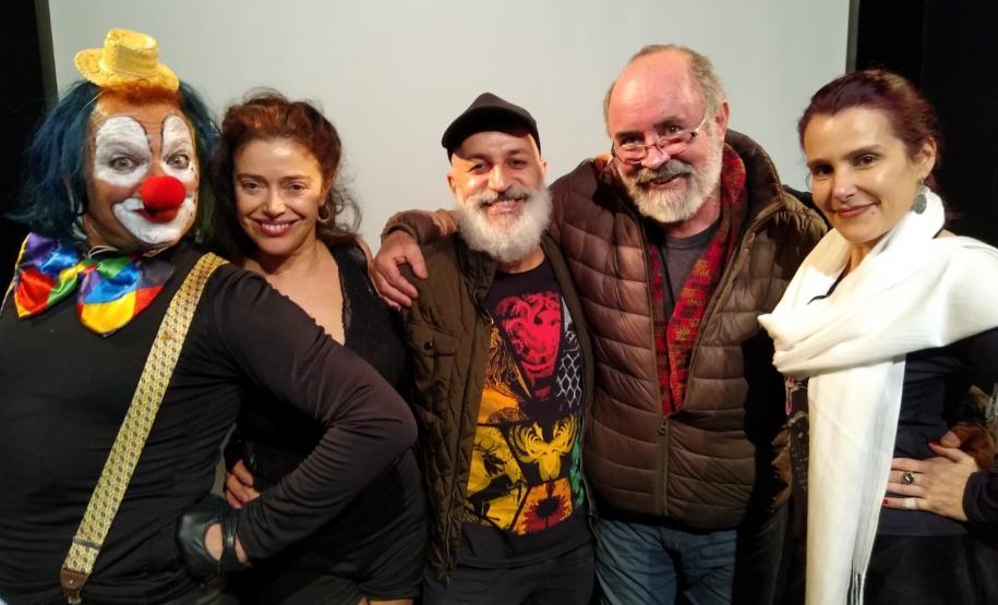 Da esq. para a direita: Marwem HD, Ana Paula Taque, Thadeu Peronne, o homenageado Enéas Lour e Mazé Portugal, na abertura da Mostra.