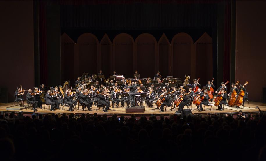 Orquestra Sinfônica do Paraná no palco do Teatro Guaíra