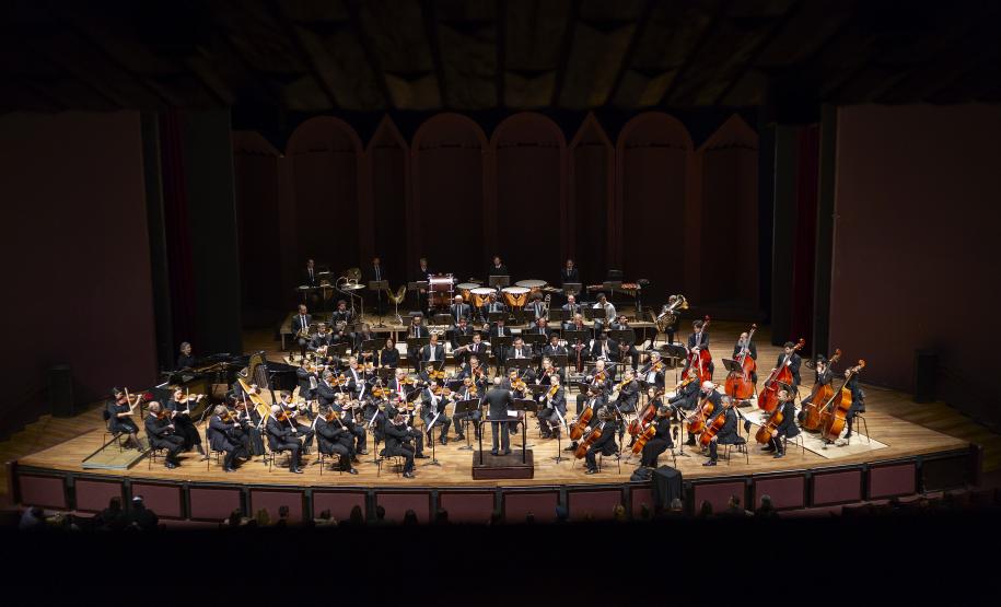 Orquestra Sinfônica do Paraná no palco do Teatro Guaíra