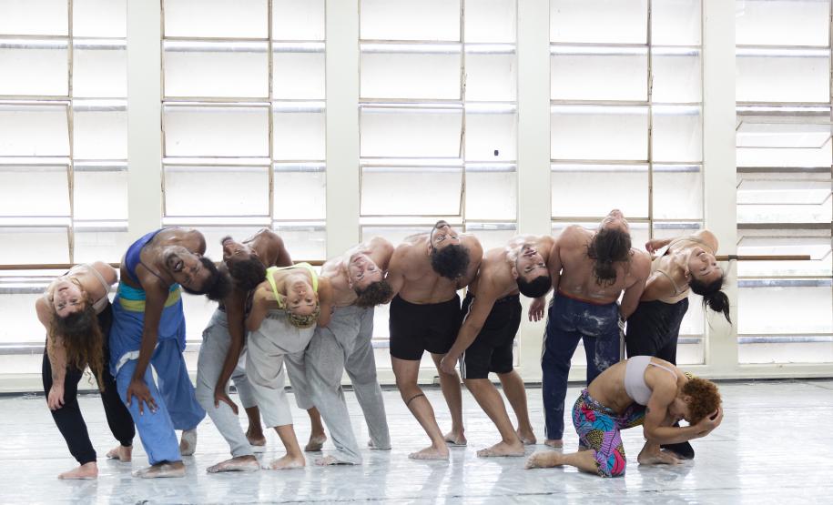 Bailarinos e bailarinas executam parte da coreografia no estúdio de dança do Balé Teatro Guaíra.