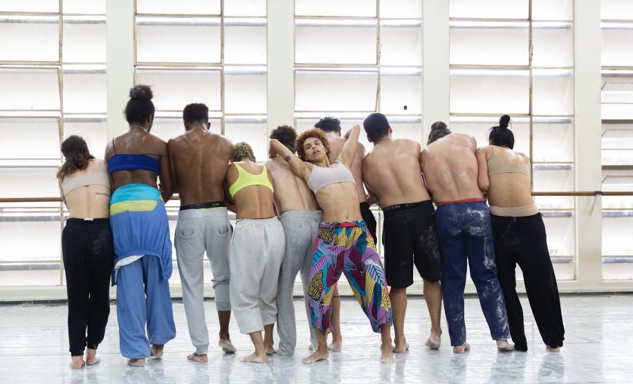 Bailarinos e bailarinas executam parte da coreografia no estúdio de dança do Balé Teatro Guaíra.