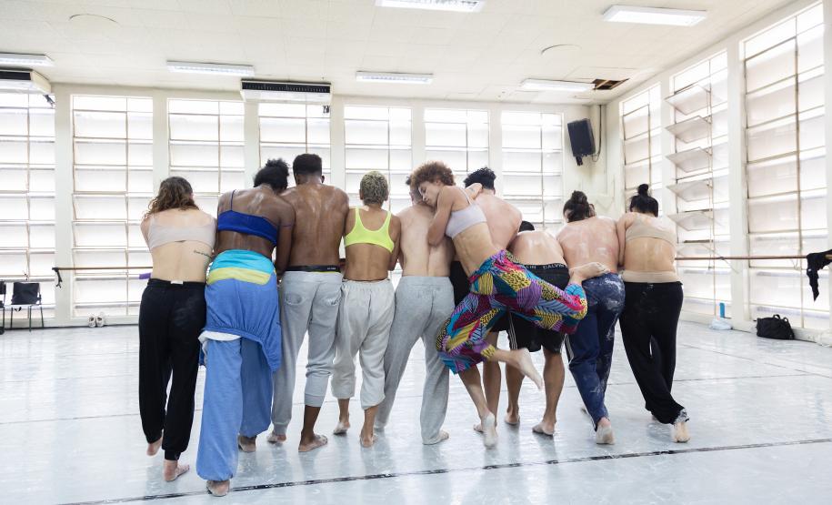 Bailarinos e bailarinas executam parte da coreografia no estúdio de dança do Balé Teatro Guaíra.