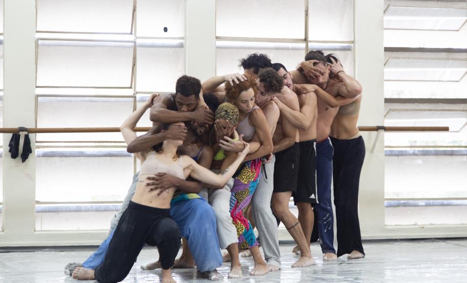 Bailarinos e bailarinas executam parte da coreografia no estúdio de dança do Balé Teatro Guaíra.