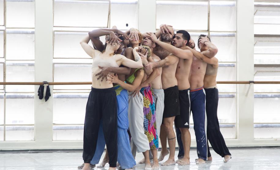 Bailarinos e bailarinas executam parte da coreografia no estúdio de dança do Balé Teatro Guaíra.