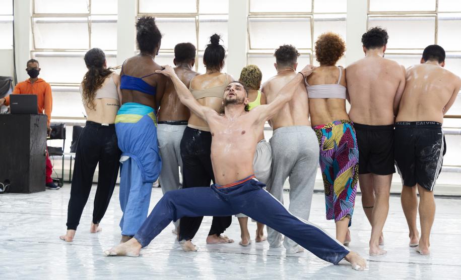 Bailarinos e bailarinas executam parte da coreografia no estúdio de dança do Balé Teatro Guaíra.