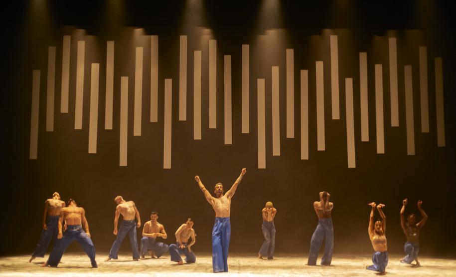 Bailarinos no placo do Guairinha