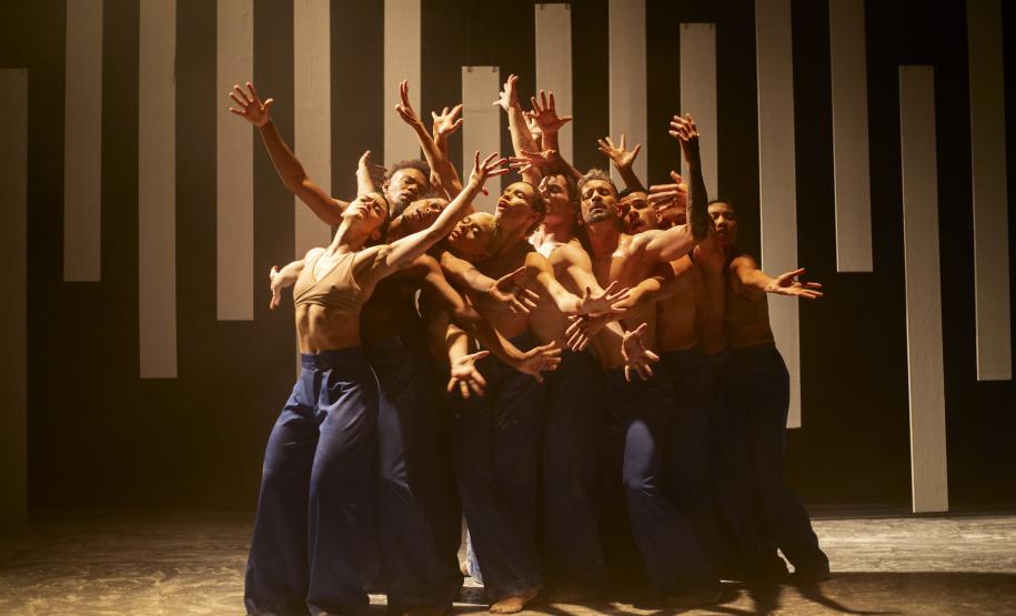 Bailarinos no placo do Guairinha