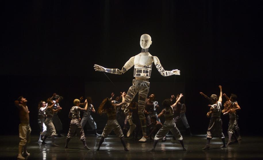 Bailarinos no placo do Guairinha