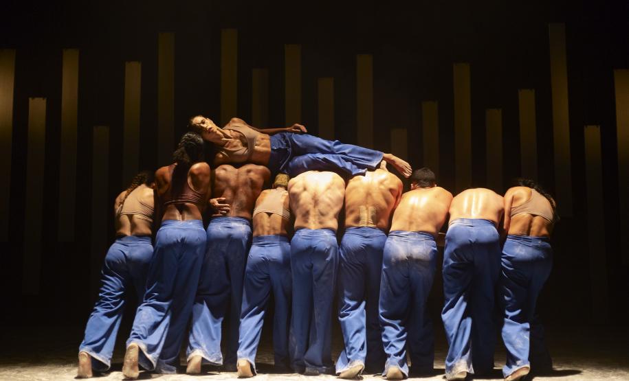 Bailarinos no placo do Guairinha