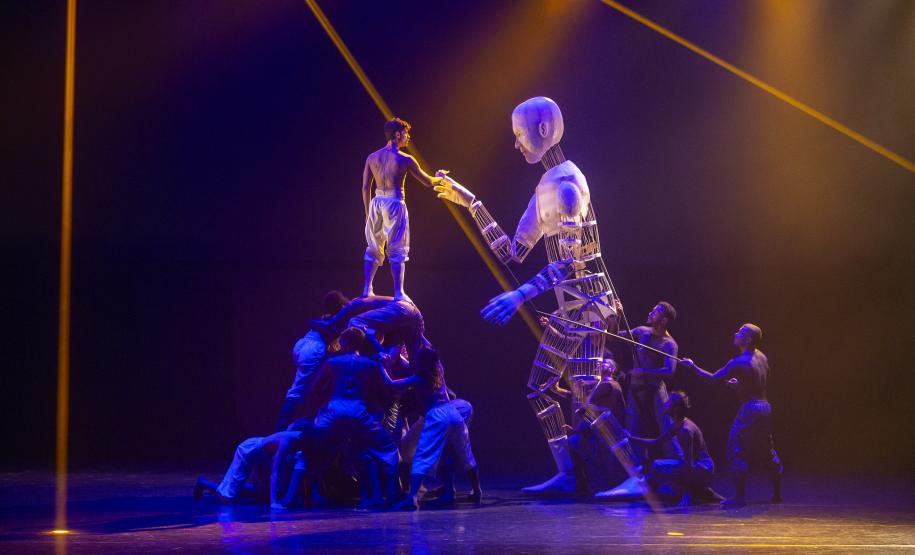 Bailarinos no placo do Guairinha