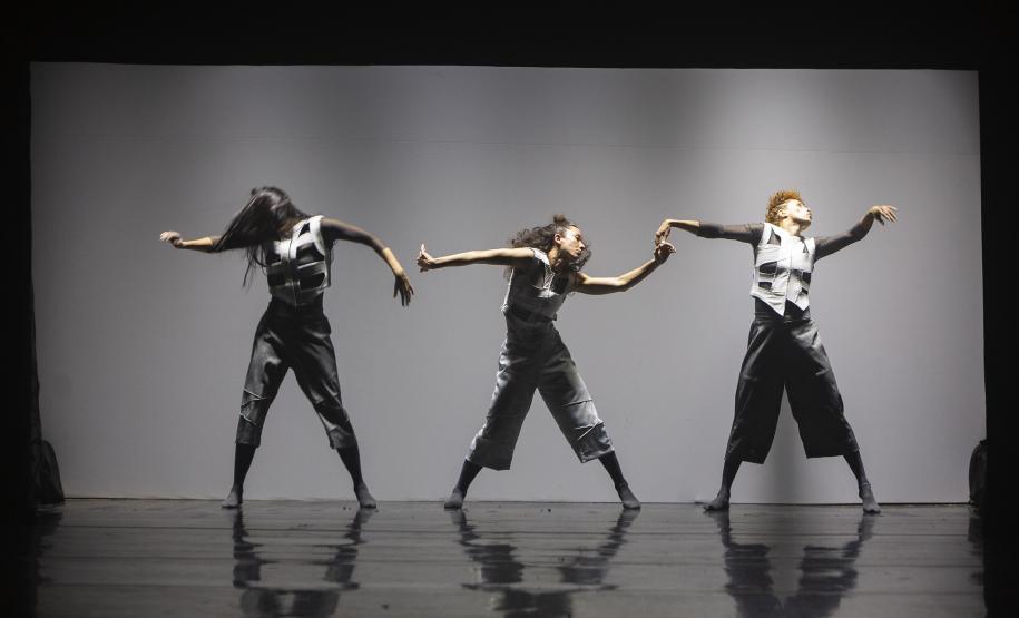 Bailarinos no placo do Guairinha