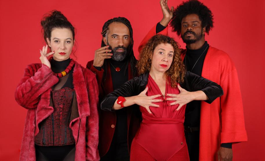 Os atores e atrizes: Helena de Jorge Portela, Marcel Malê, Catharine Moreira e Lucas dos Santos.