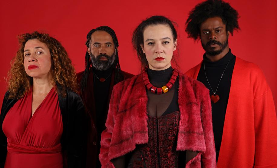 Os atores e atrizes: Helena de Jorge Portela, Marcel Malê, Catharine Moreira e Lucas dos Santos.