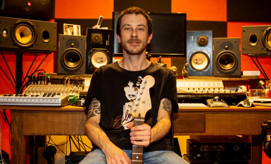 Beto Lee em estúdio