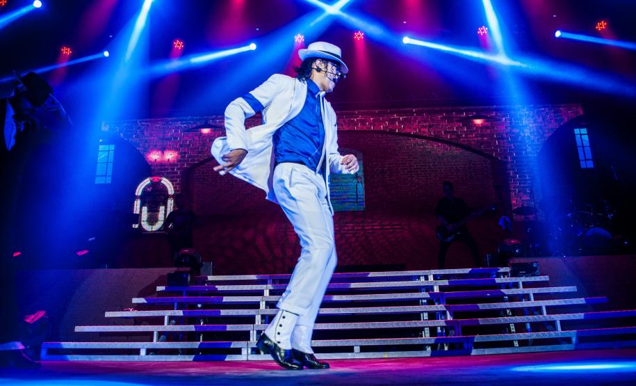 rodrigo teaser em posição no palco com luzes ao fundo