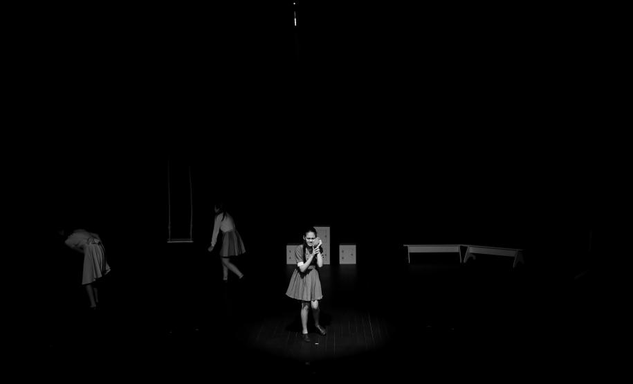 imagem preta e branca, personagens em cena