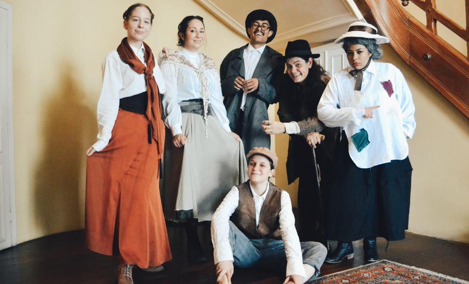 Elenco de Oliver Twist posando para foto no interior de uma casa