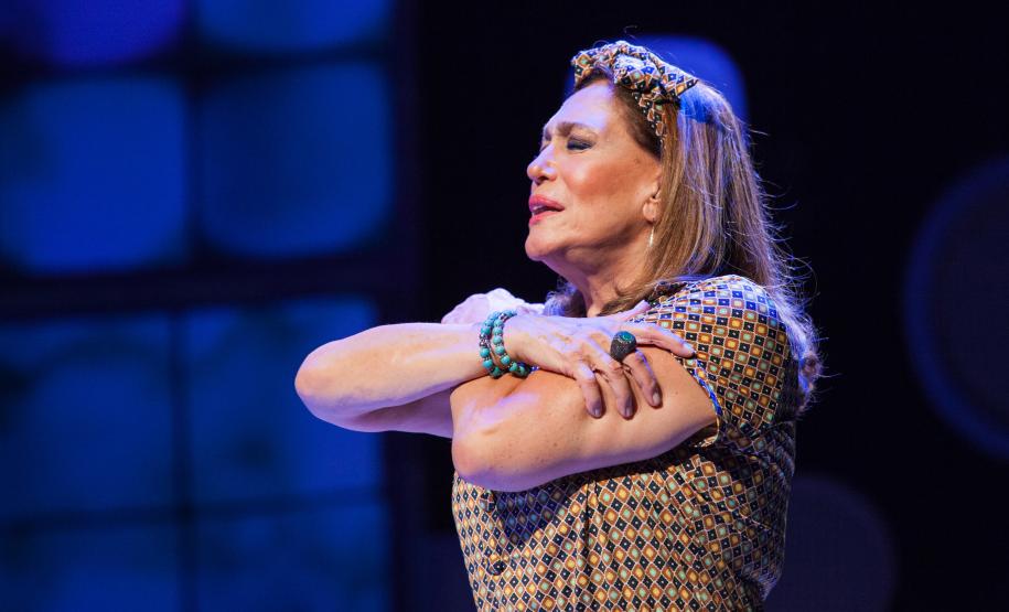 susana vieira abraçando a si própria em cena