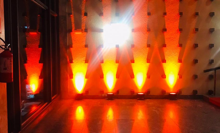 Hall do Teatro Guaíra iluminado em laranja em prol do Agosto Laranja