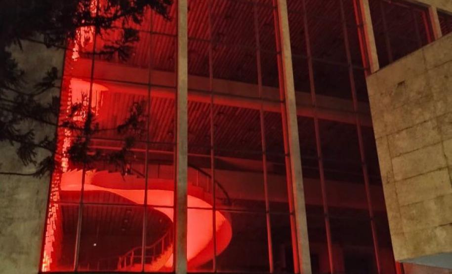 Centro Cultural Teatro Guaíra iluminado em laranja em prol do Agosto Laranja