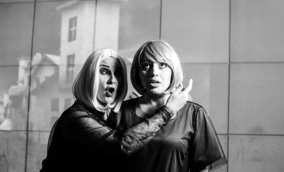 Imagem preta e branca, personagens atuando