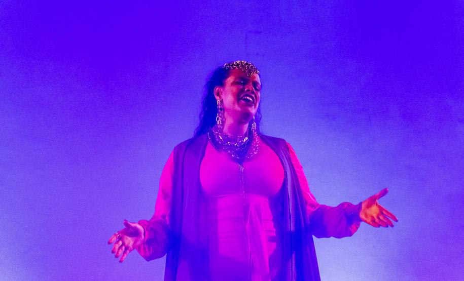 Elenco da ópera em cena com iluminação colorida