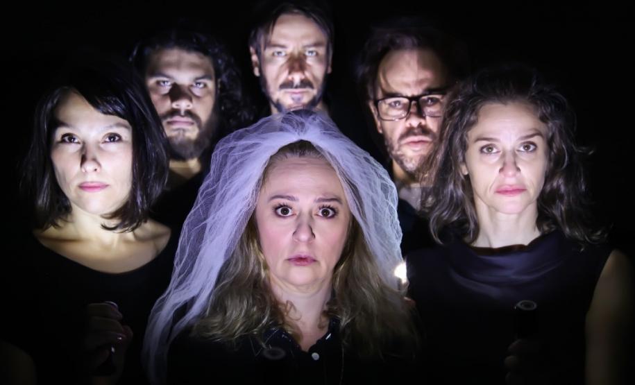 Elenco em luz de alto contraste.