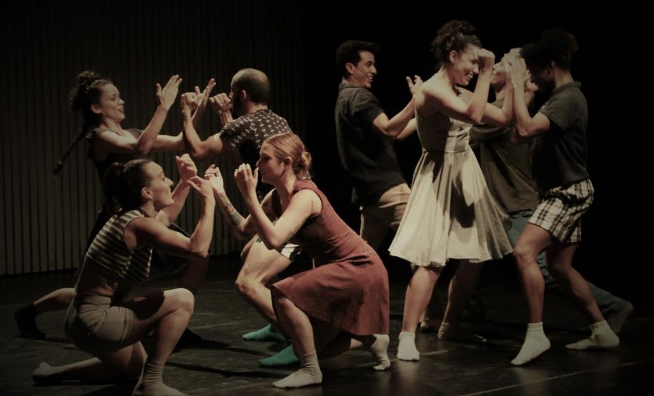 Bailarinos e bailarinas em cena