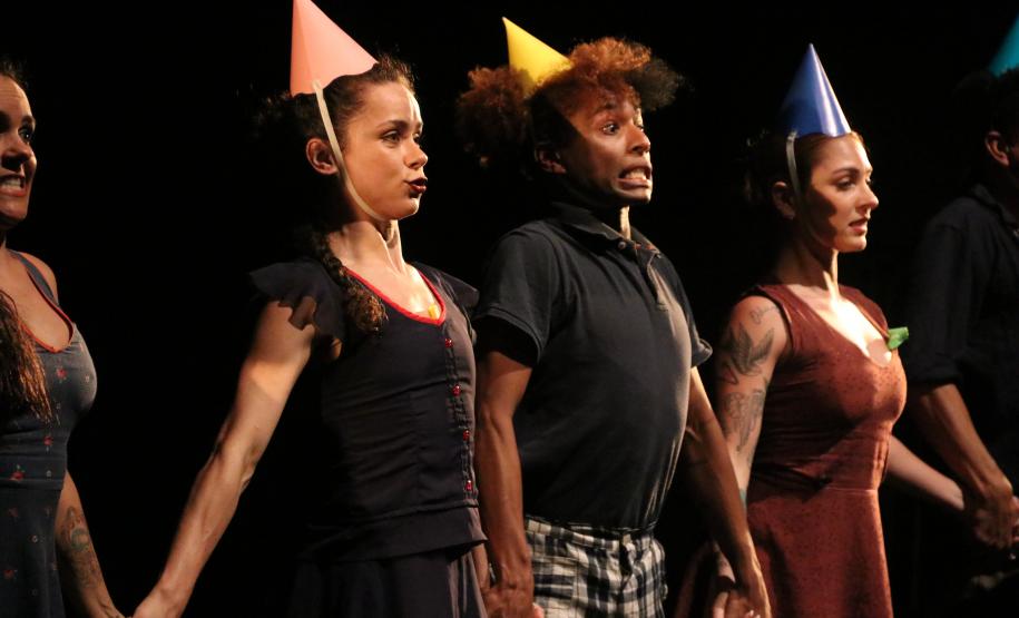 Bailarinos e bailarinas em cena