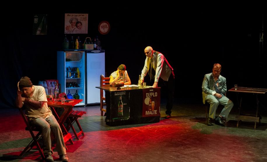 Em um cenário pós-pandemia, dois estranhos se encontram em um bar e dão início a uma inocente conversa sobre seres coloridos, reis, profetas e vampiros mascarados. Eles vagam em um universo paralelo, buscando encontrar uma esperança em suas vidas. Ambos estão prestes a cruzar a invisível linha divisória entre a sanidade e a loucura.