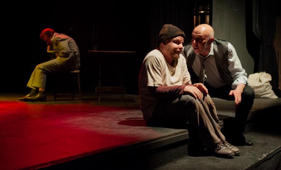 Em um cenário pós-pandemia, dois estranhos se encontram em um bar e dão início a uma inocente conversa sobre seres coloridos, reis, profetas e vampiros mascarados. Eles vagam em um universo paralelo, buscando encontrar uma esperança em suas vidas. Ambos estão prestes a cruzar a invisível linha divisória entre a sanidade e a loucura.