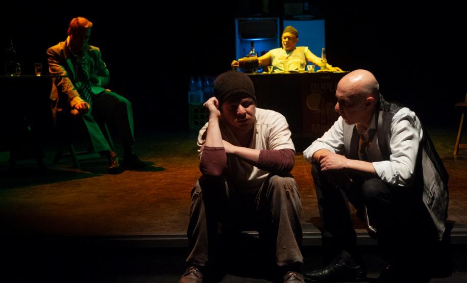 Em um cenário pós-pandemia, dois estranhos se encontram em um bar e dão início a uma inocente conversa sobre seres coloridos, reis, profetas e vampiros mascarados. Eles vagam em um universo paralelo, buscando encontrar uma esperança em suas vidas. Ambos estão prestes a cruzar a invisível linha divisória entre a sanidade e a loucura.