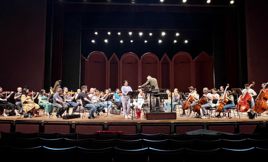 Orquestra ensaia com o maestro e a soprano convidados