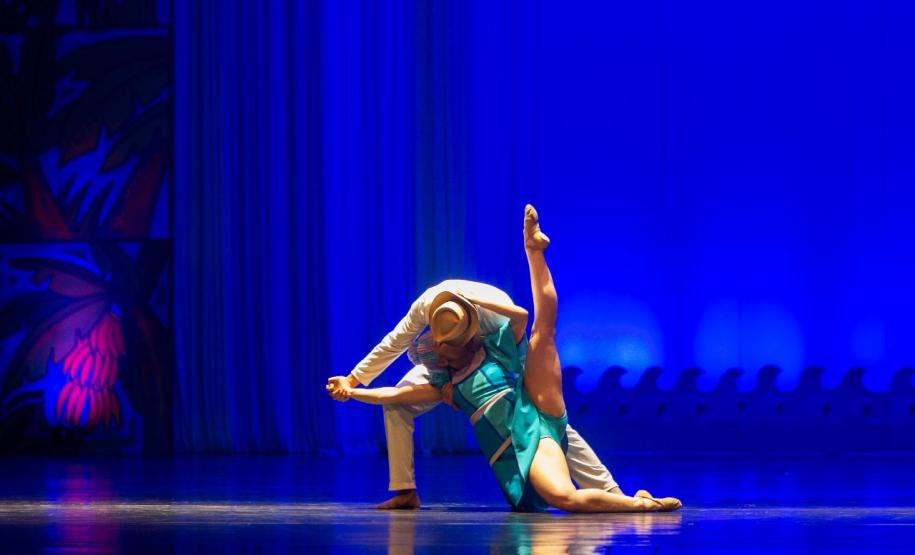 Apresentação do espetáculo, com as figuras do folclore, em 2022 no palco do Guaíra