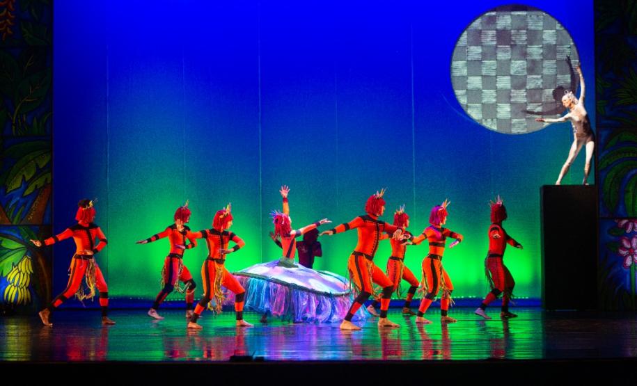 Apresentação do espetáculo, com as figuras do folclore, em 2022 no palco do Guaíra