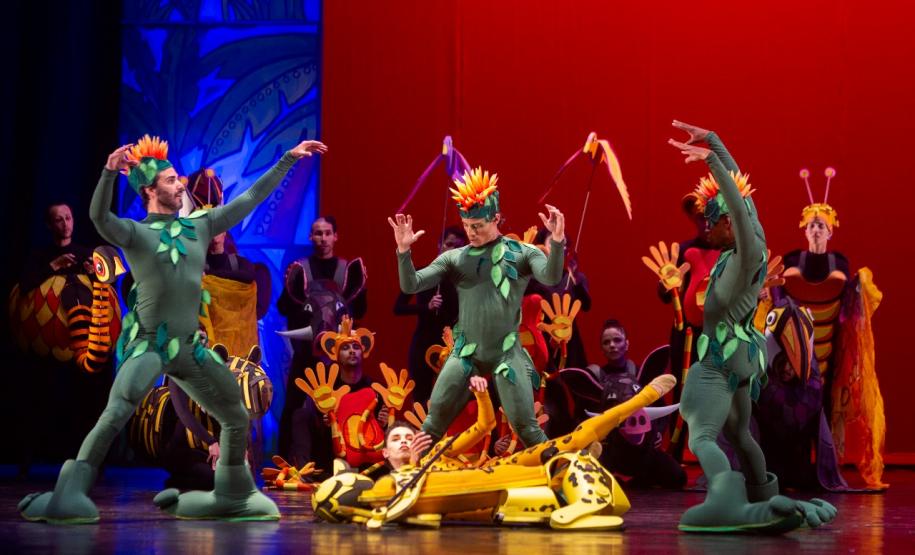 Apresentação do espetáculo, com as figuras do folclore, em 2022 no palco do Guaíra