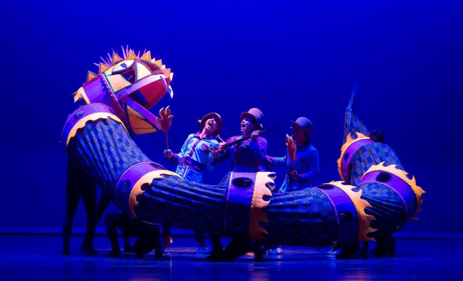 Apresentação do espetáculo, com as figuras do folclore, em 2022 no palco do Guaíra