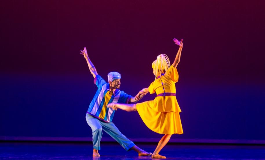 Apresentação do espetáculo, com as figuras do folclore, em 2022 no palco do Guaíra