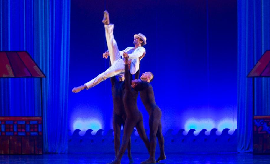 Apresentação do espetáculo, com as figuras do folclore, em 2022 no palco do Guaíra