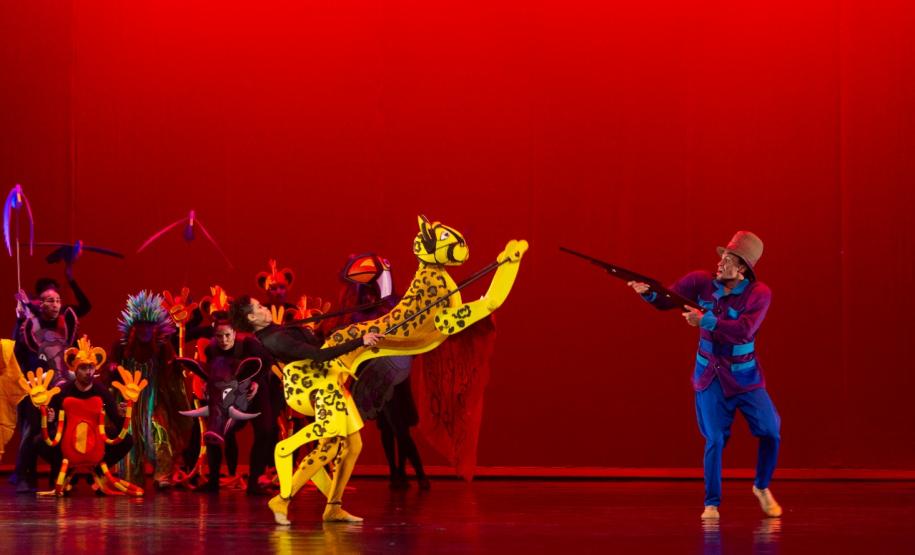 Apresentação do espetáculo, com as figuras do folclore, em 2022 no palco do Guaíra