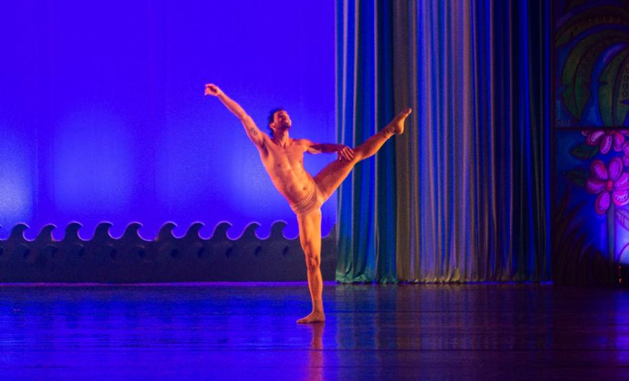 Apresentação do espetáculo, com as figuras do folclore, em 2022 no palco do Guaíra