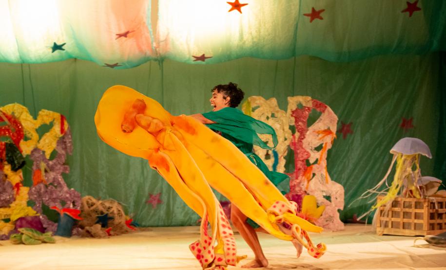 atriz com boneco gigante